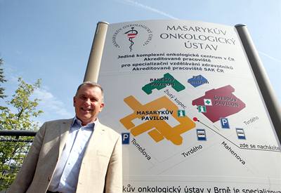 Nemocní rakovinou dostávají v Masarykov onkologickém ústavu komplexní péi. Na snímku editel ústavu Jií Vorlíek